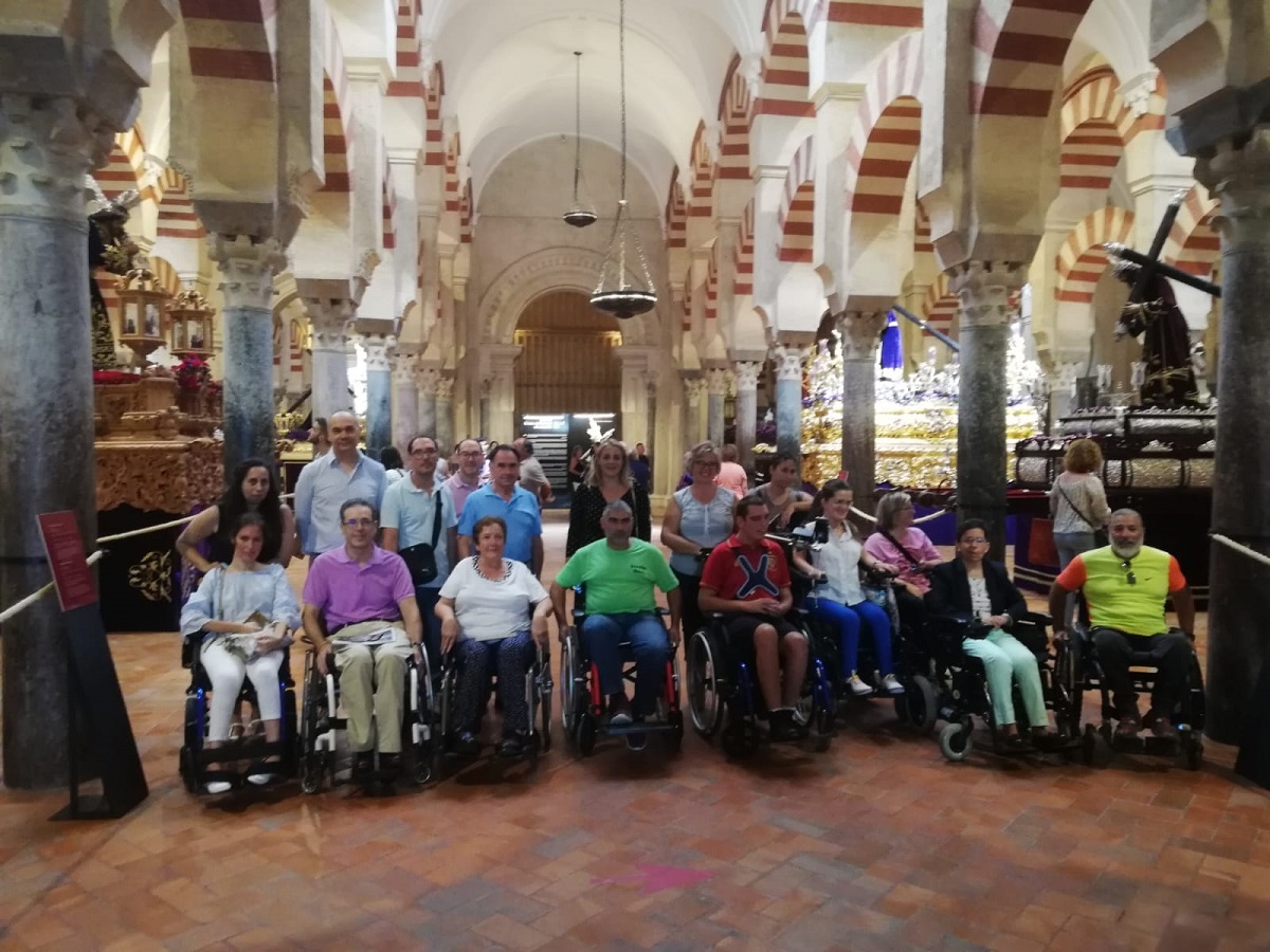 Fotografía de participantes de ASPAYM Córdoba en la visita de la Mezquita